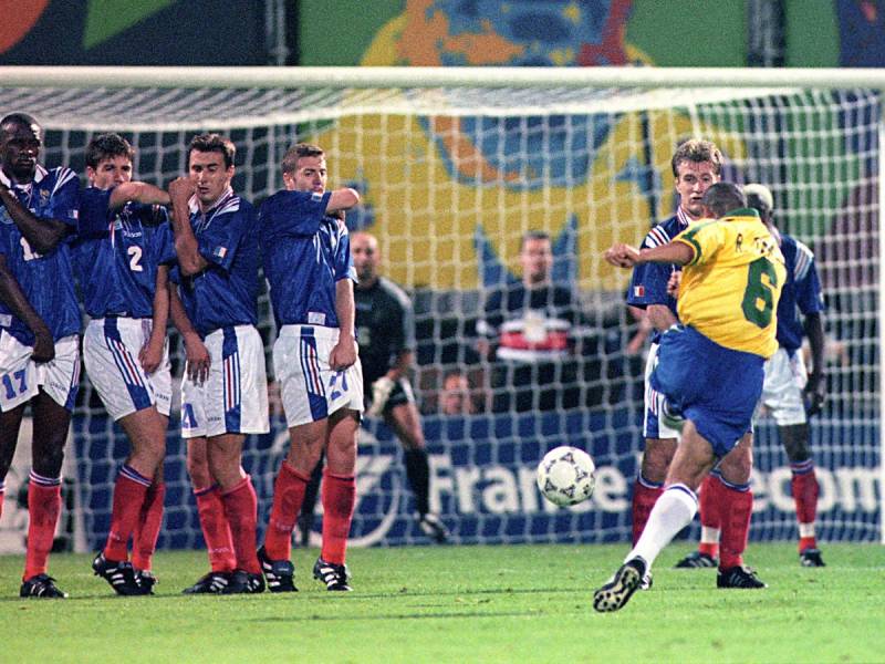 Roberto Carlos và quả sút thách thức định luật vật lý