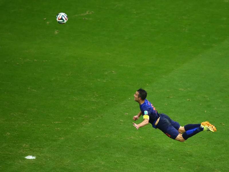 Van Persie bay người đánh đầu 